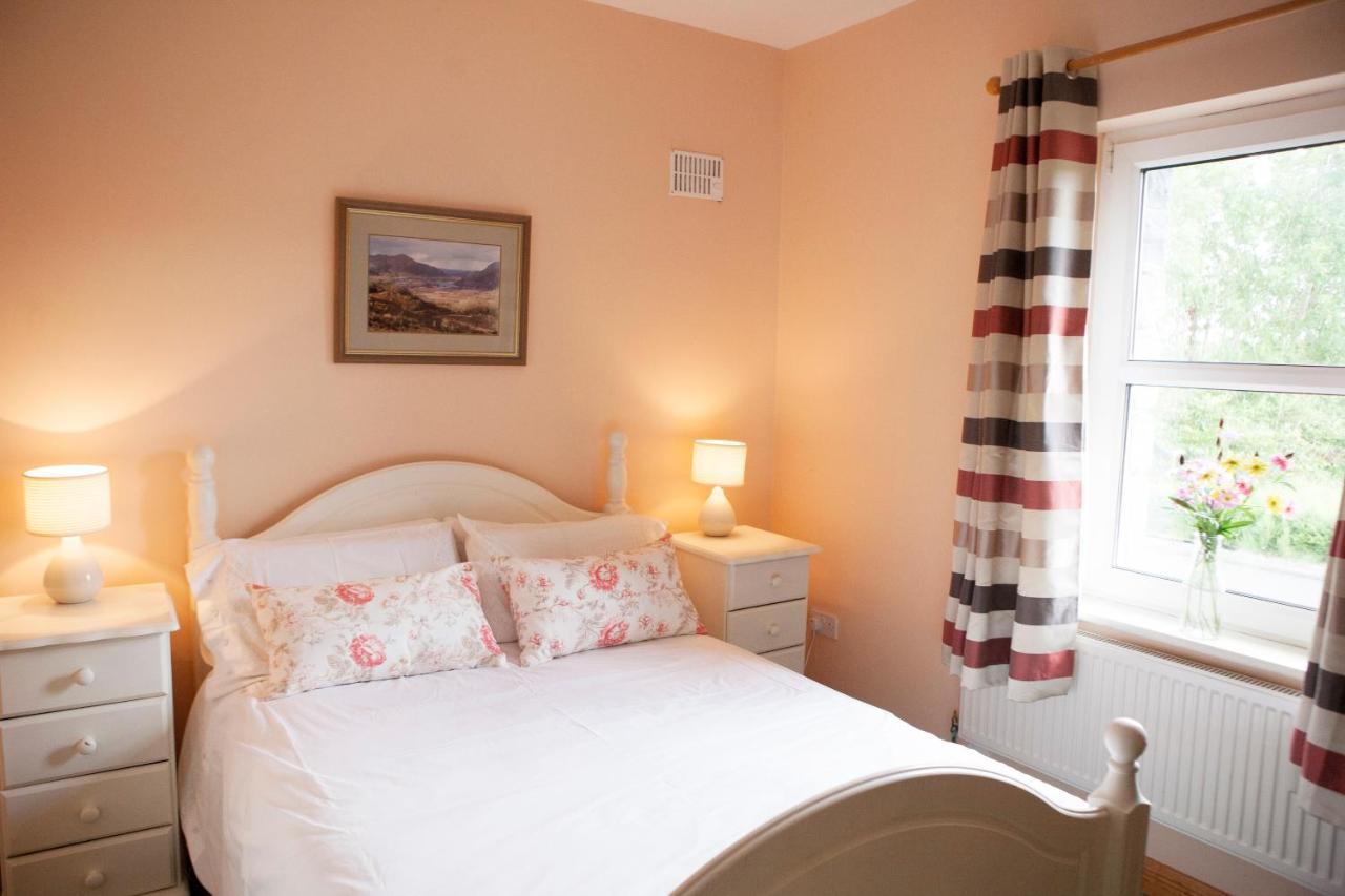 Villa Inviting 4-Bed House In Strokestown Exterior foto