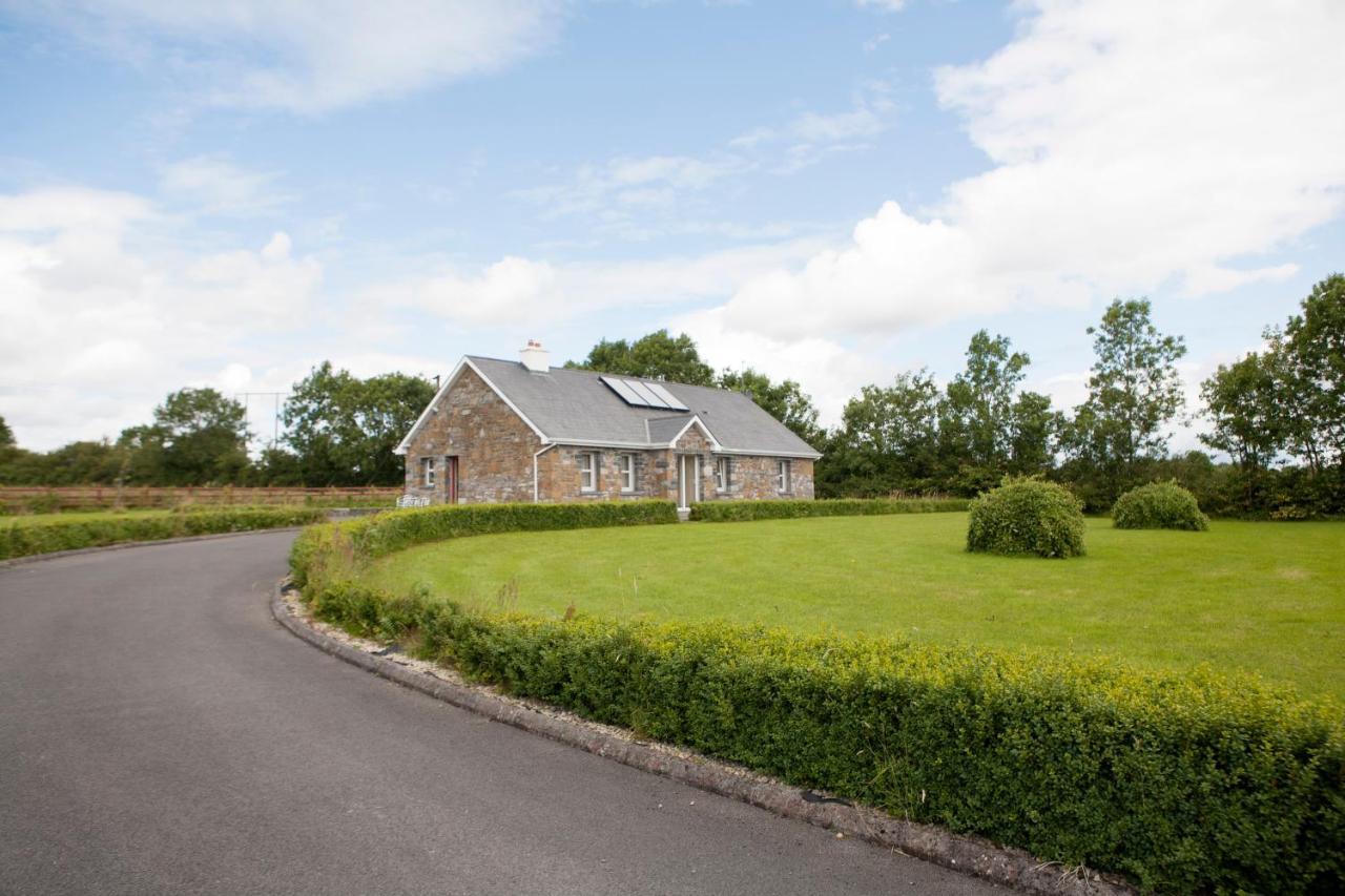 Villa Inviting 4-Bed House In Strokestown Exterior foto